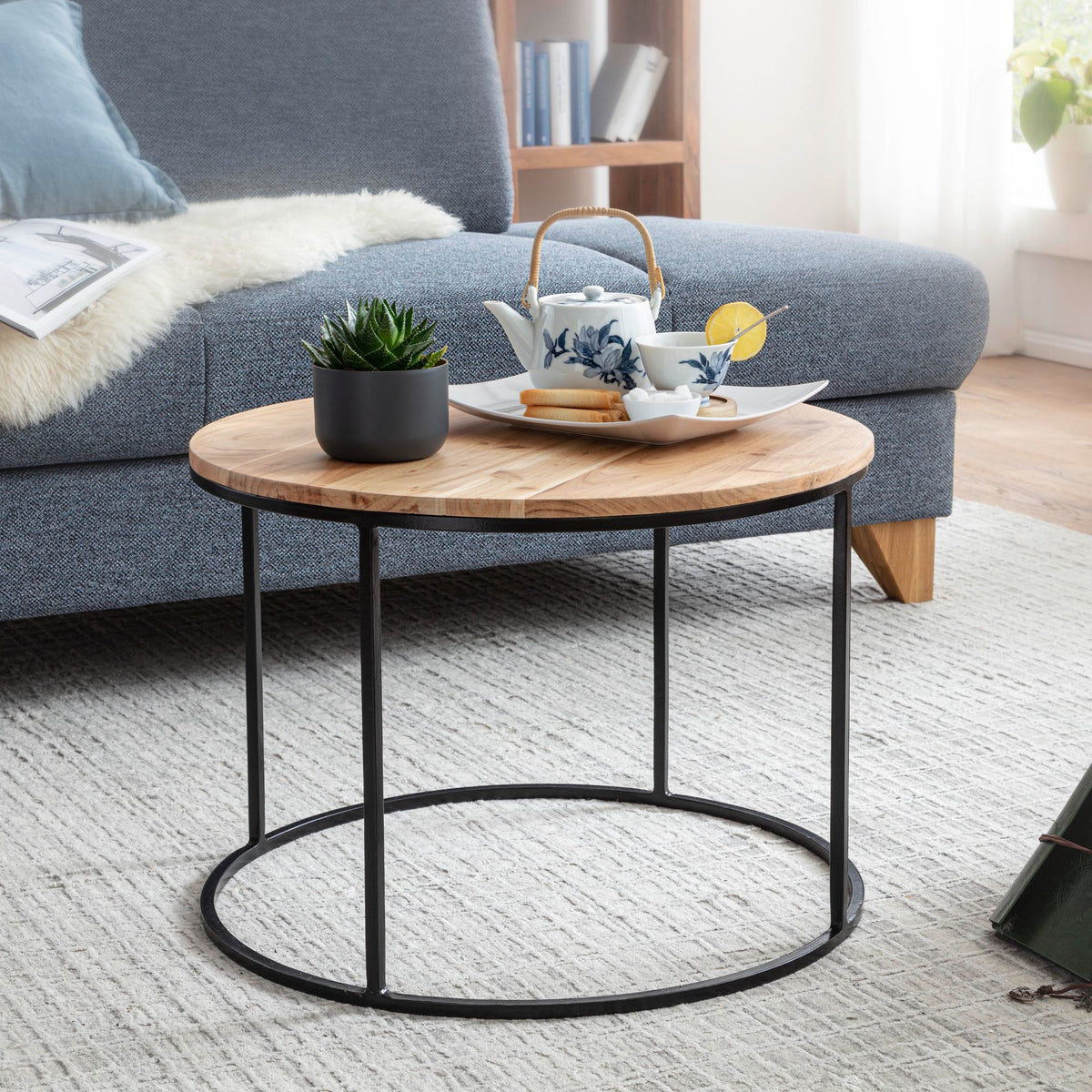 FineBuy Couchtisch Akazie Massivholz rund 60 cm · Wohnzimmertisch mit schwarzem Metallgestell · Handgefertigt · Natur Holz Tisch im modernen Industria