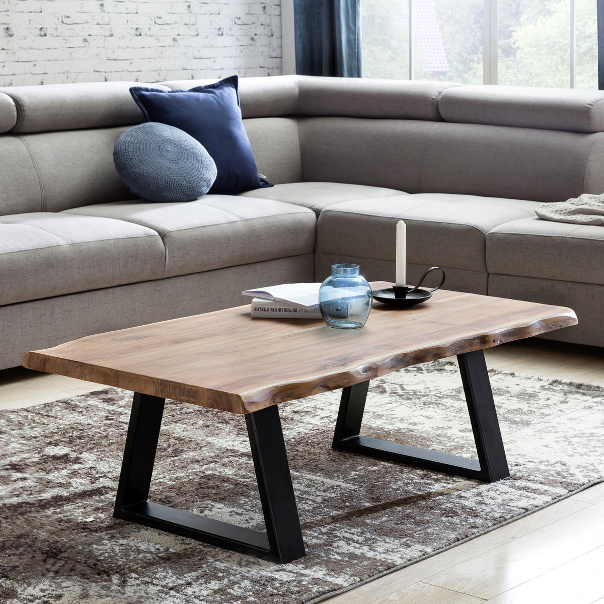 FineBuy Couchtisch Akazie Massivholz 115 cm · Rechteckiger Wohnzimmertisch mit natürlicher Baumkante und schwarzen Metallkufen · Handgefertigter Desig