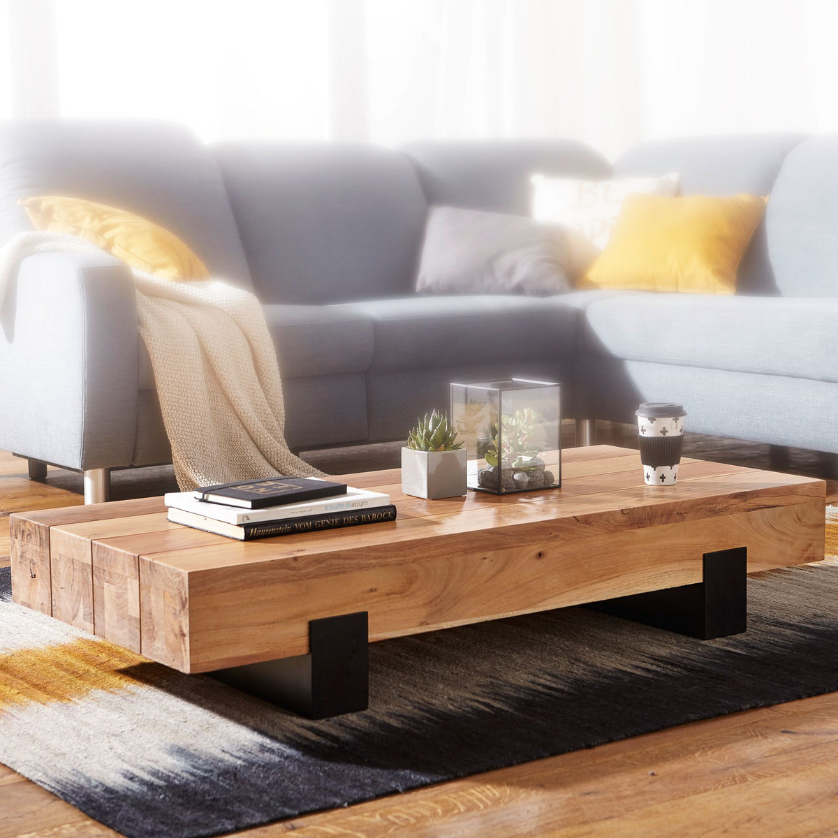 FineBuy Couchtisch 130x59x25 cm Akazie Massivholz / Metall Sofatisch, Design Wohnzimmertisch Modern, Stubentisch Braun / Schwarz, Designer Kaffeetisch