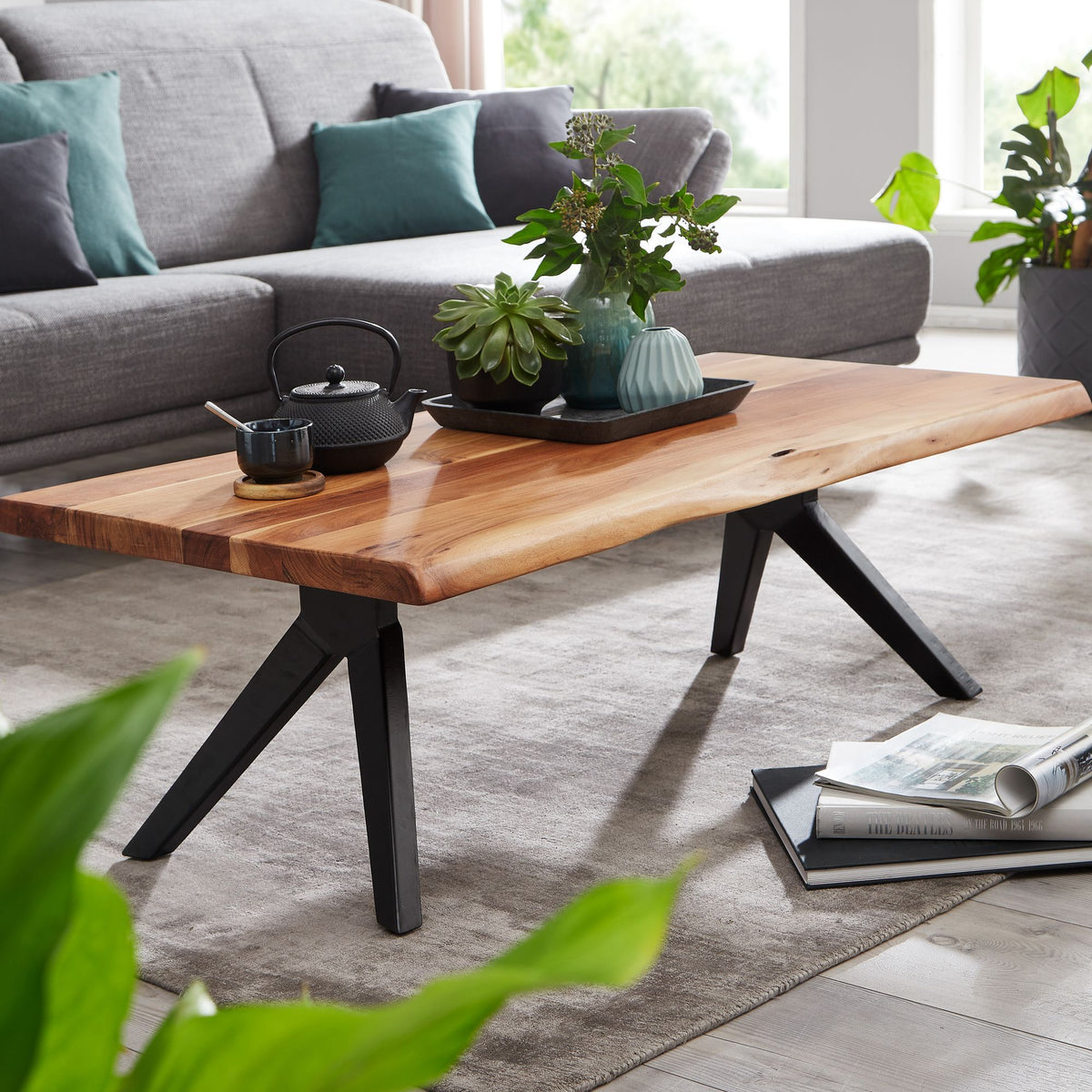FineBuy Couchtisch Akazie Massivholz 115 cm rechteckig · Wohnzimmertisch mit Baumkante und schwarzem V-Gestell aus Metall · Handgefertigter Massivholz
