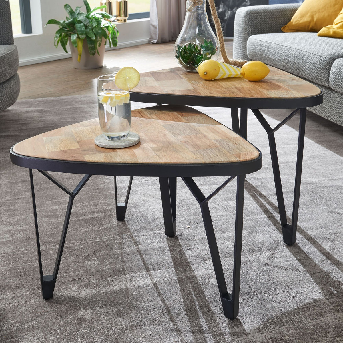 FineBuy Design Couchtisch 2er Set Mango / Akazie Massivholz Satztisch Dreieckig, Wohnzimmertisch Braun mit Metallbeine, Tischset 2-teilig Satztisch Ho
