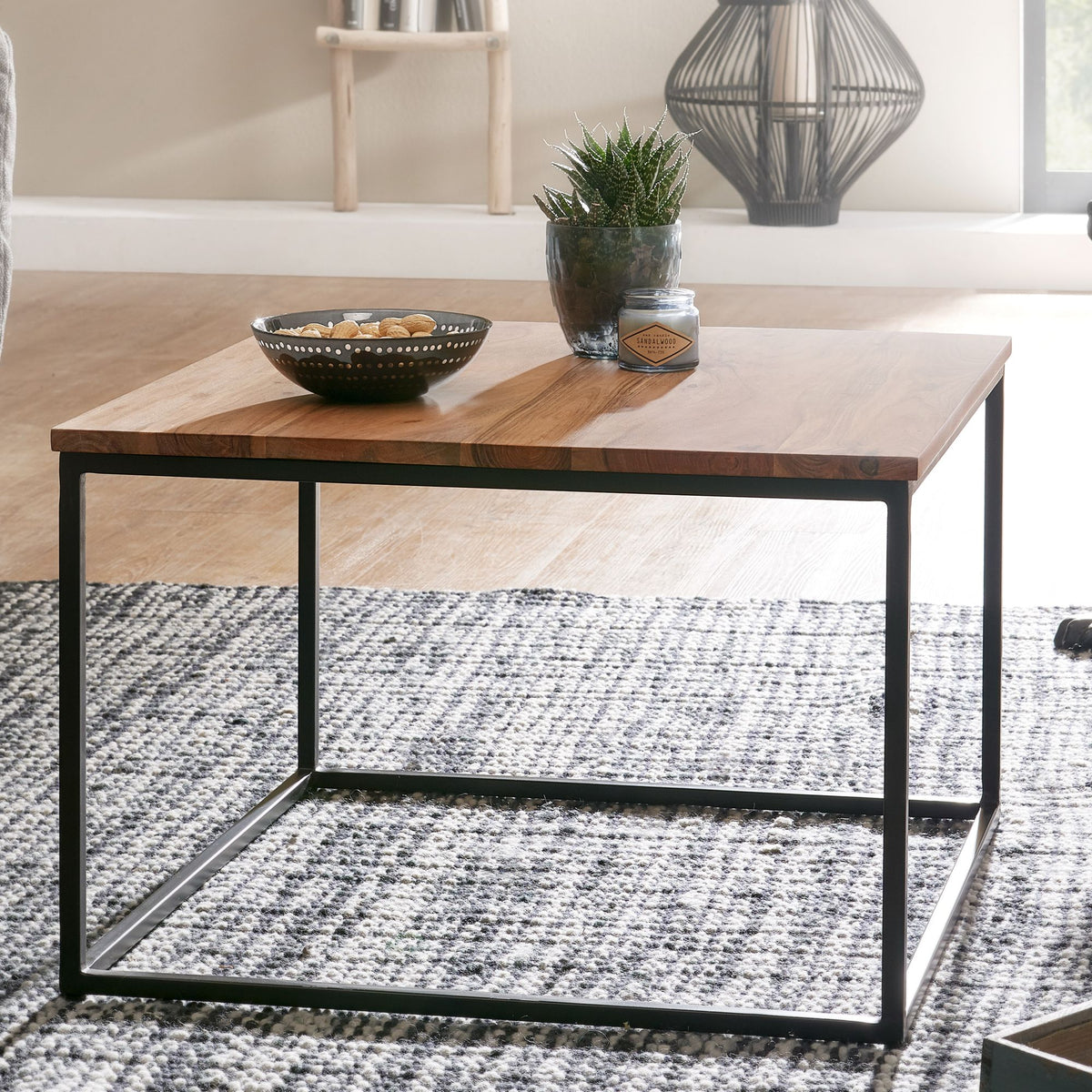 FineBuy Couchtisch quadratisch 60x60 cm Akazie Massivholz · Wohnzimmertisch mit schwarzem Metallgestell · Handgefertigt im Industrial Design · Natürli