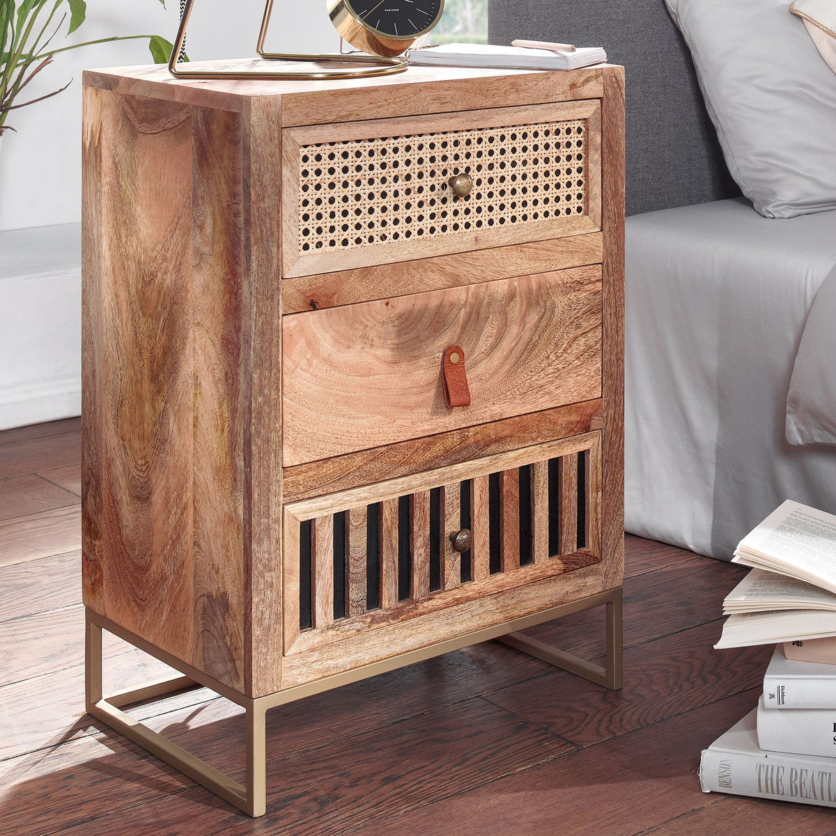FineBuy Nachttisch aus Mango Massivholz mit Metallgestell und 3 Schubladen – Design Nachtkonsole im Boho & Natur Stil mit Wiener Geflecht, perfekte Na