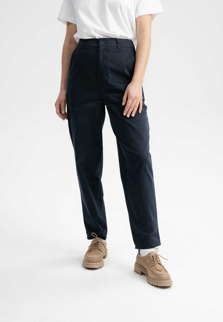 Hose Relaxed Fit  Modell: Janaki GOTS