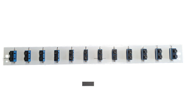 Bestückte Frontblende mit 12 x SC Duplex, Kupplung OS2 vertikal, schwarz